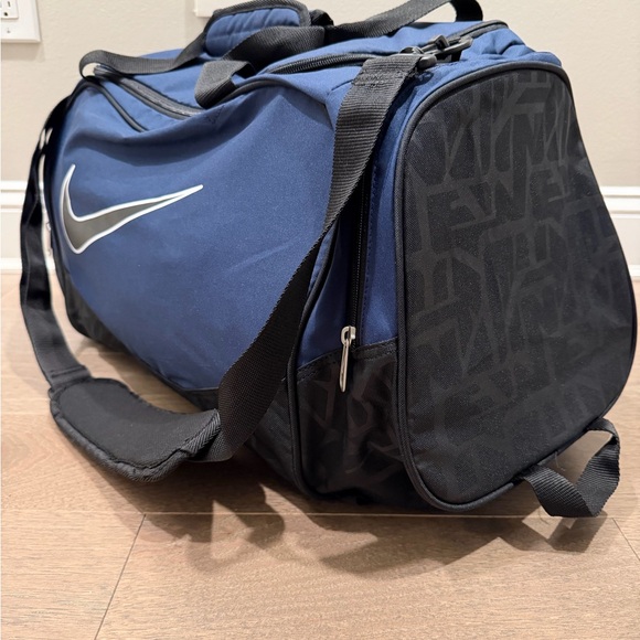 Nike Men's Navy and Black Nylon Duffel Bag - Picture 3 of 5